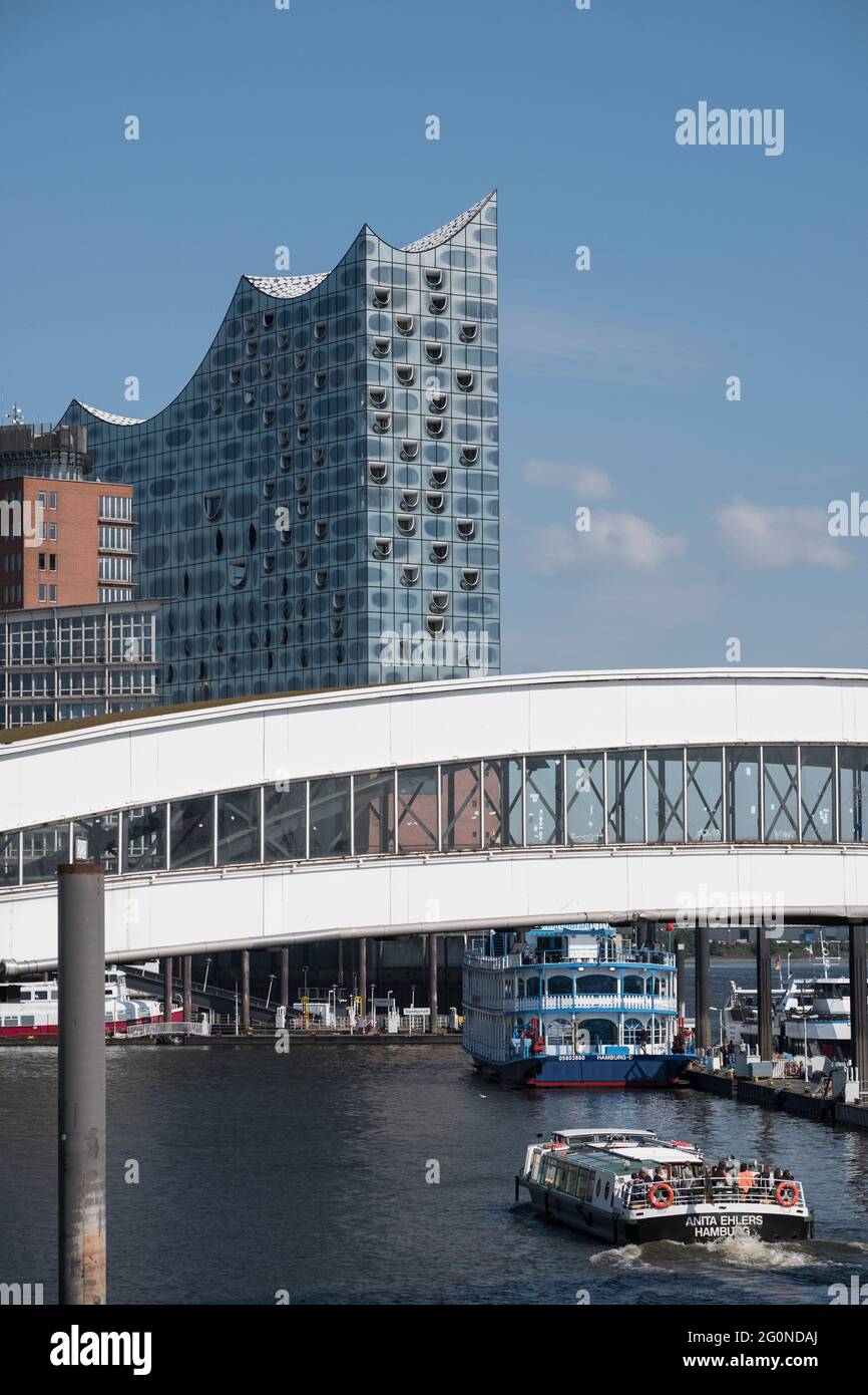 Hamburgs neues Wahrzeichen, die Elbphilharmonie, thront über dem Hafen im neuen Stadtteil Hafencity. Foto Stock
