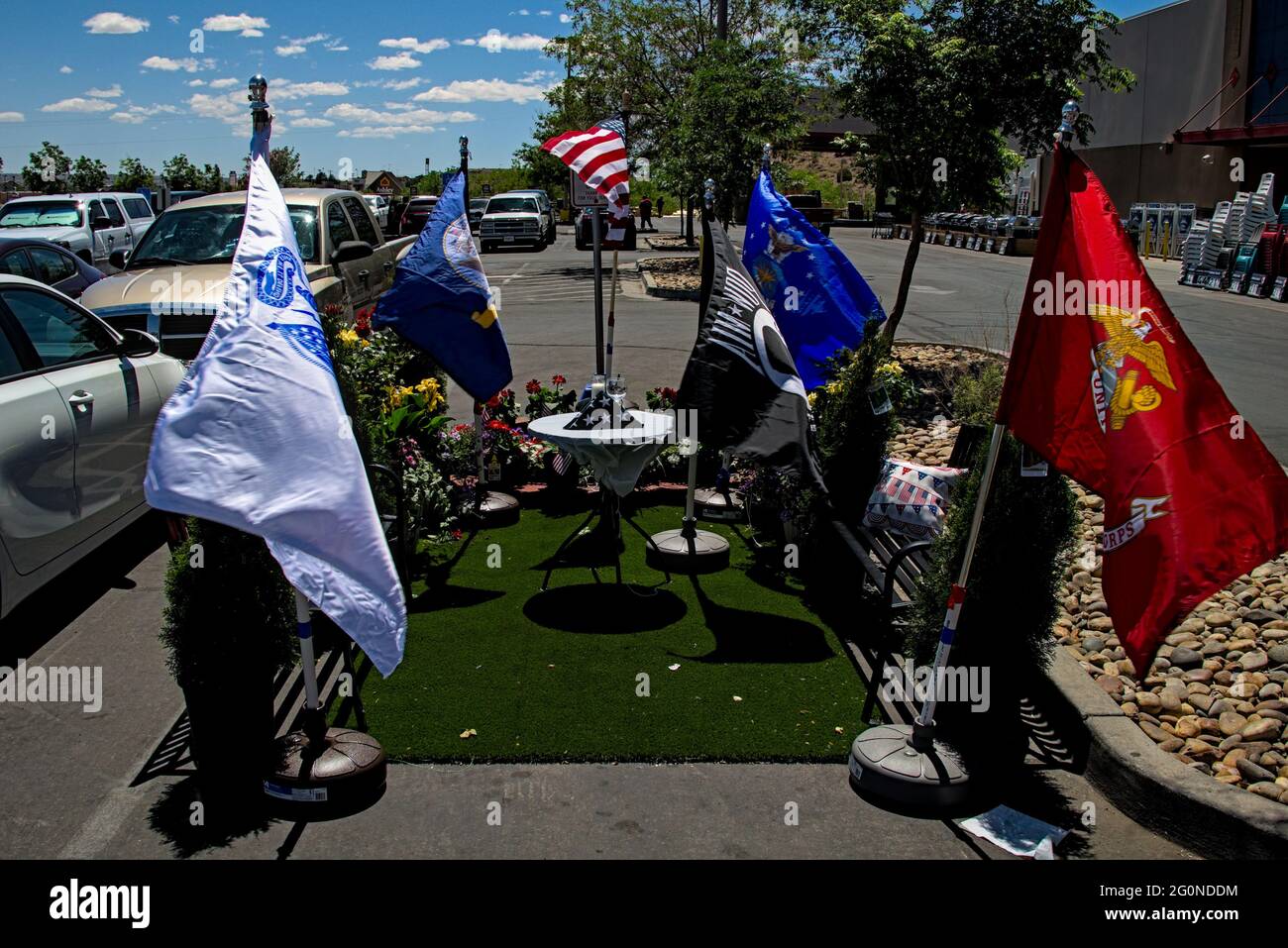 Farmington, New Mexico USA - 30 2021 maggio: Omaggio commemorativo delle bandiere allestite in Lowes hardware store parcheggio spazio riservato ai veterani. Foto Stock