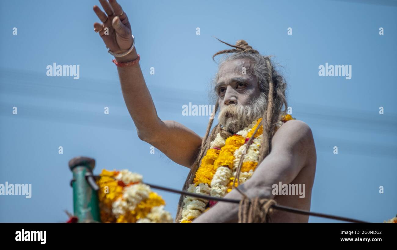 Haridwar, Uttarakhand. India- 5 marzo 2021- Sadhus indiano che viene a Kumbh Mela, Benvenuto. reale Sadhus seduto in giostre, indossando un ghirlanda, Foto Stock