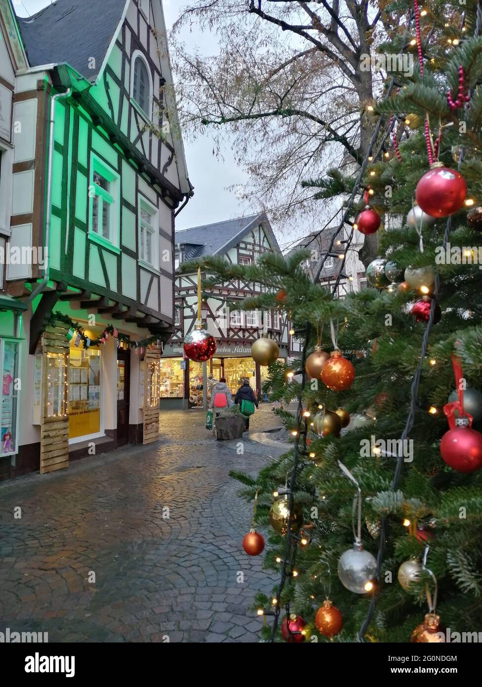 Un albero di natale splendidamente decorato e l'illuminazione nella città vecchia della città tedesca Linz am Rhein. Linz am Rhein im Weihnachtsglanz. Foto Stock