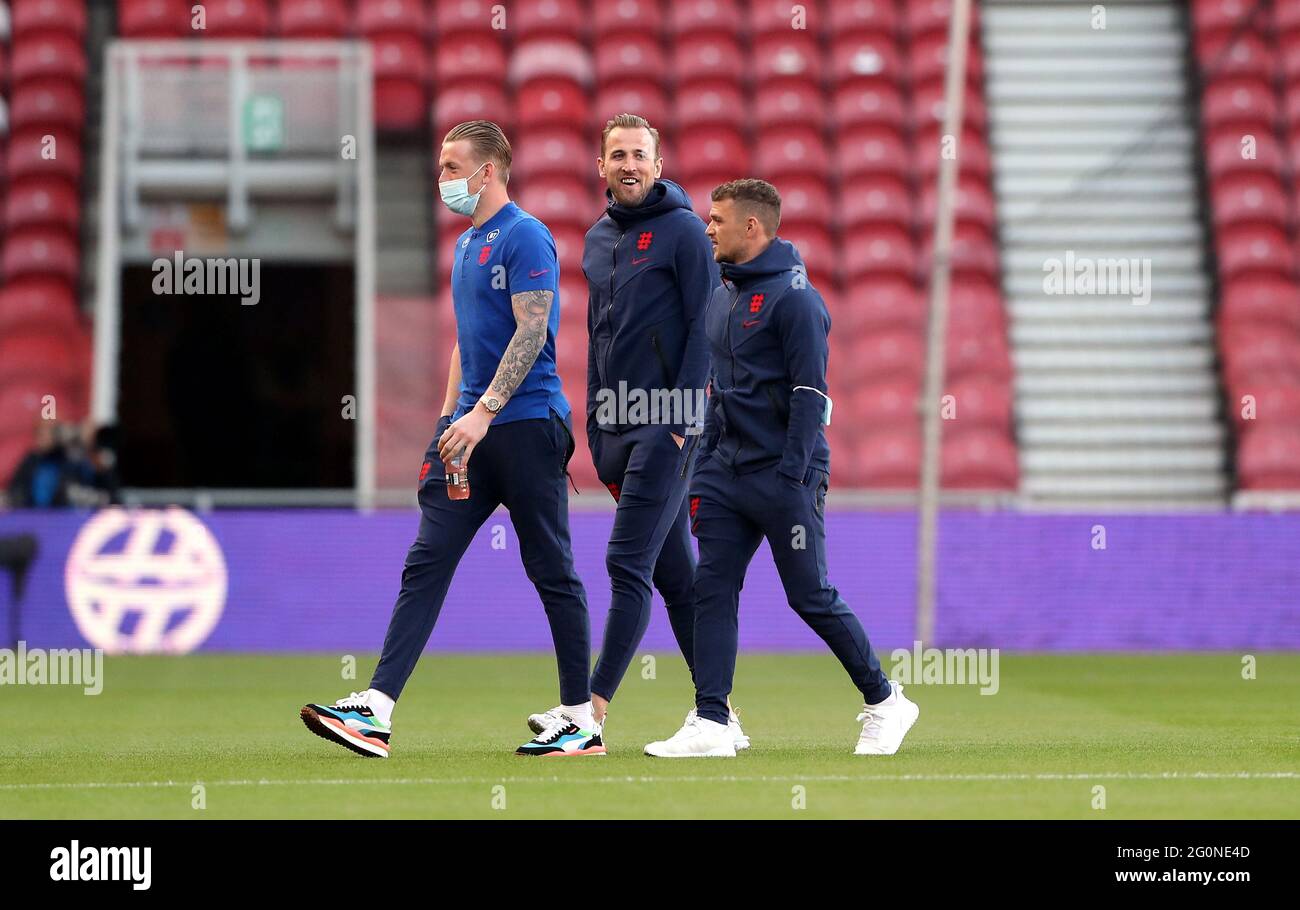 L'Inghilterra Jordan Pickford, Harry Kane e Kieran Trippier (sinistra-destra) ispezionano il campo prima della partita internazionale amichevole al Riverside Stadium, Middlesbrough. Data immagine: Mercoledì 2 giugno 2021. Foto Stock