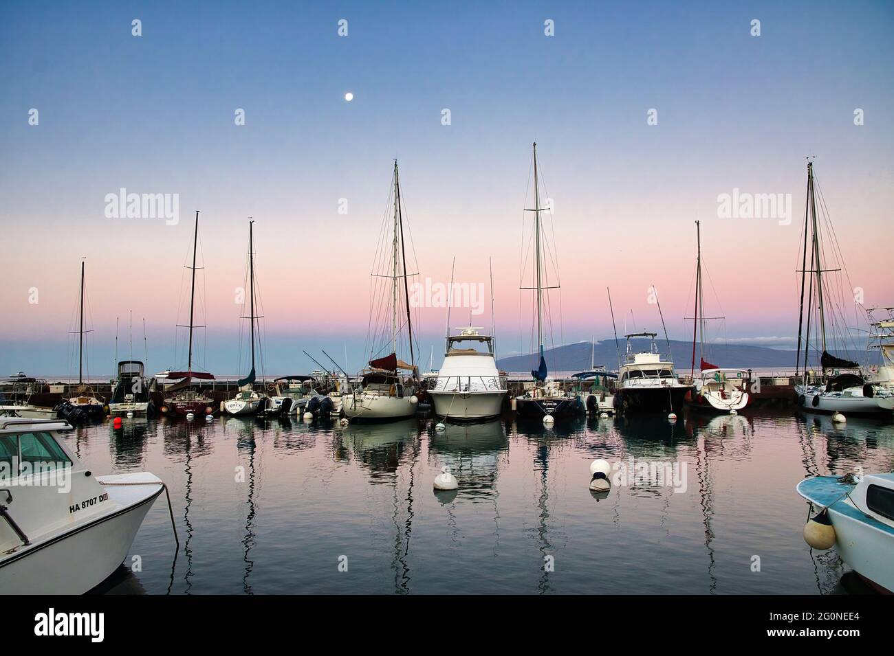 Vista sulla luna che domina il porto di lahaina con lanai in lontananza. Foto Stock