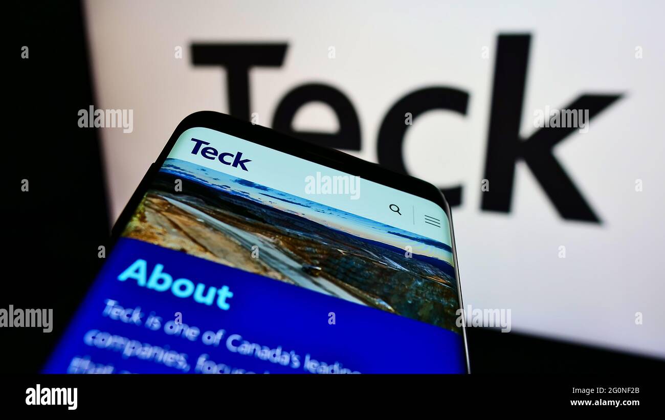 Smartphone con sito Web della società mineraria canadese Teck Resources Limited sullo schermo davanti al logo aziendale. Mettere a fuoco in alto a sinistra del display del telefono. Foto Stock