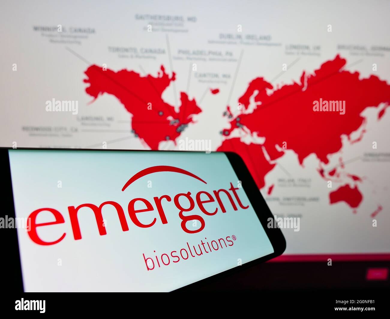 Telefono cellulare con logo della società americana emergente BioSolutions Inc. Sullo schermo di fronte al sito web aziendale. Mettere a fuoco il centro-destra del display del telefono. Foto Stock
