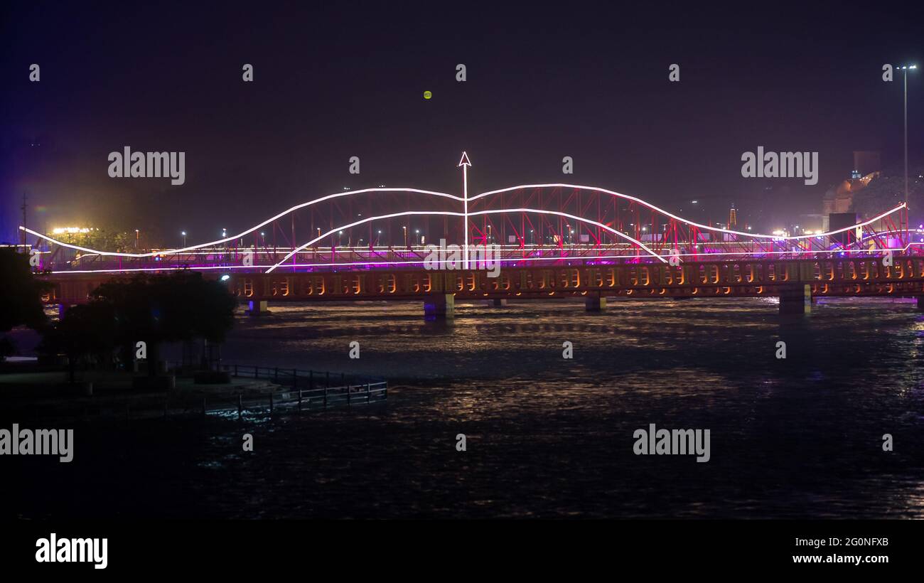 Bella vista notturna della città di Haridwar durante il più grande festival indiano Kumbh Mela. Banca del fiume Ganga è illuminato di luci. Il fiume Santo dell'India. Filmati 4k di alta qualità Foto Stock