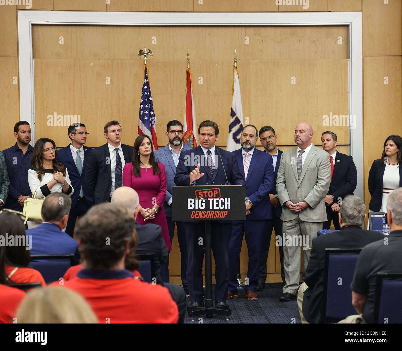 Florida, Gov. Ron DeSantis dà le sue osservazioni iniziali affiancate dai membri delle delegazioni statali locali prima di firmare la legislazione per rendere più difficile per le società di social media punire gli utenti che violano i termini degli accordi di servizio, lunedì 24 maggio 2021 all'interno dell'edificio FIU MARC a Miami, Florida. (Foto di Carl Juste/Miami Herald/TNS/Sipa USA) Credit: Sipa USA/Alamy Live News Foto Stock