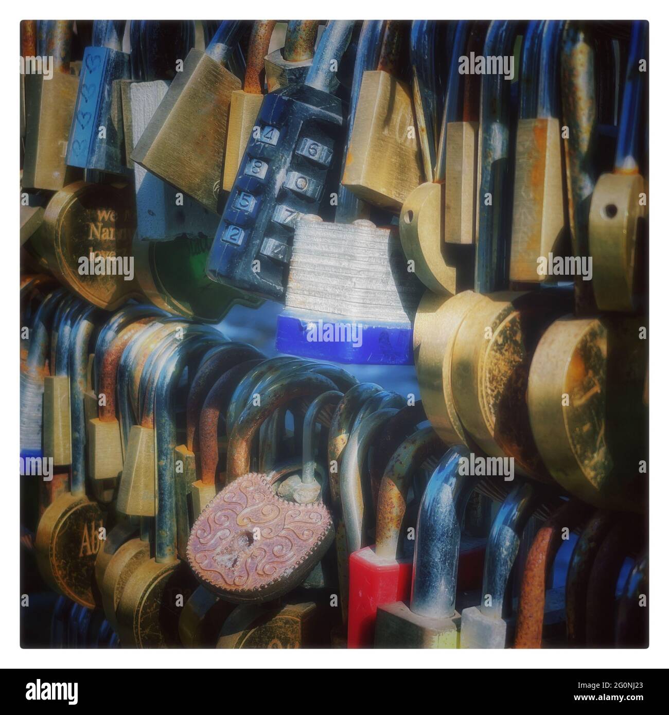 Il ponte Love Lock a Bakewell. Le serrature di bloccaggio cominciarono a comparire sul ponte di Wye nel 2012 e furono le prime ad apparire nel Derbyshire. Foto Stock