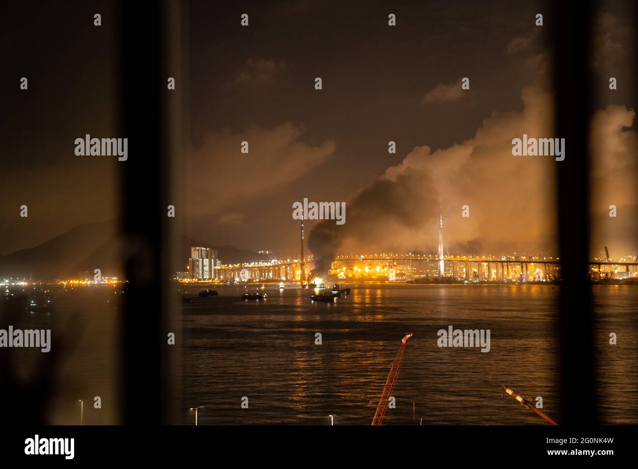 Hong Kong, Hong Kong. 03 giugno 2021. Una nave da carico lunga 100 metri che trasporta 2,000 tonnellate di merci metalliche incendiate. I battelli da fuoco e le barche della polizia marina si precipitarono sulla scena nel tentativo di spegnere l'incendio, due monitor per imbarcazioni antincendio e due jet furono usati più tardi nella notte. Non sono state segnalate lesioni durante l'incidente, ma i residenti nelle vicinanze sono stati colpiti dal fumo. (Foto di Katherine Cheng/SOPA Images/Sipa USA) Credit: Sipa USA/Alamy Live News Foto Stock