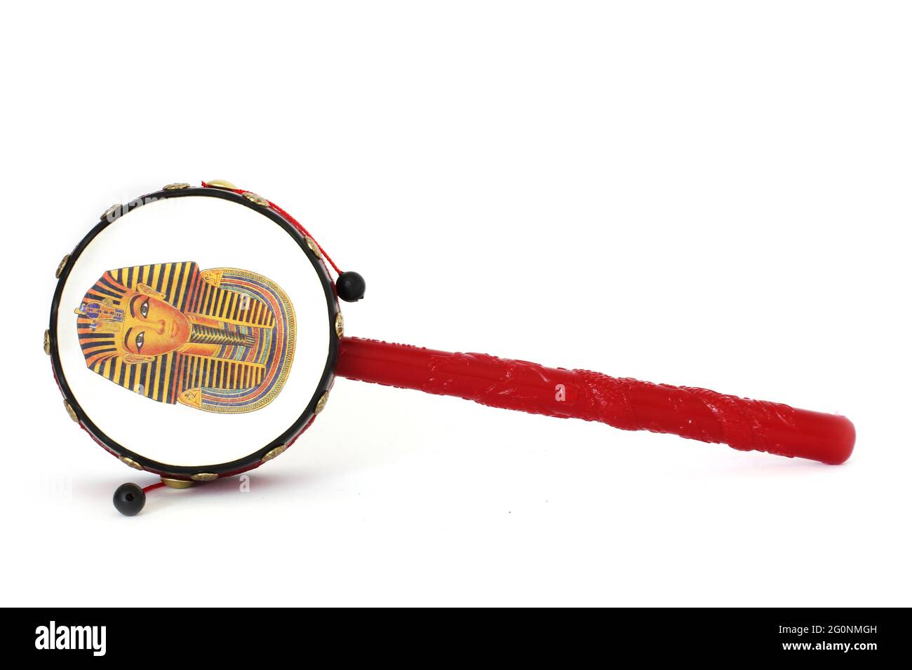 Tamburo in mano. Tamburo a mano con campane su sfondo bianco. Tamburo con disegni egizi Foto Stock