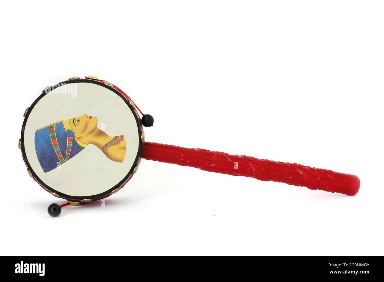 Tamburo in mano. Tamburo a mano con campane su sfondo bianco. Tamburo con disegni egizi Foto Stock