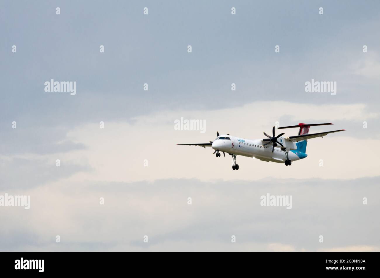 Barcellona, Spagna; 18 maggio 2019: Bombardier DHC-8-400 Aircraft della Luxair Company, atterrando all'aeroporto Josep Tarradellas di Barcellona-El Prat Foto Stock