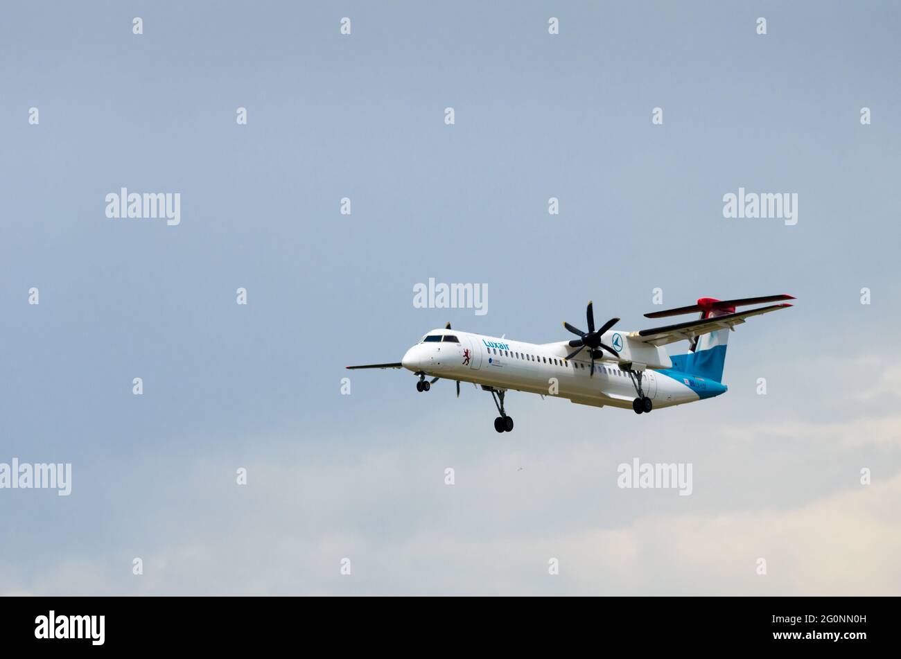 Barcellona, Spagna; 18 maggio 2019: Bombardier DHC-8-400 Aircraft della Luxair Company, atterrando all'aeroporto Josep Tarradellas di Barcellona-El Prat Foto Stock