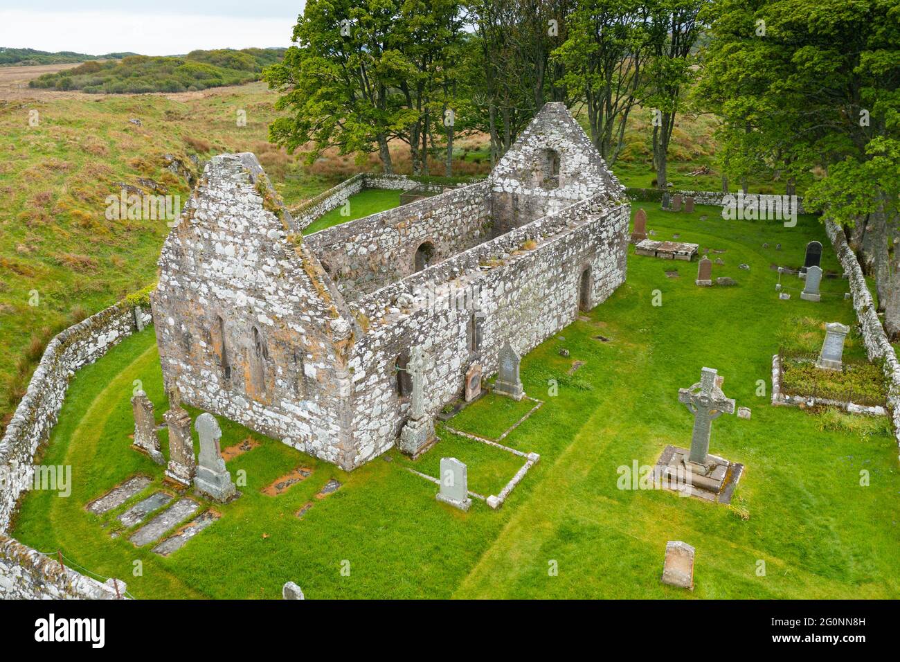 Veduta aerea della vecchia chiesa parrocchiale di Kildalton e del cortile che contiene Kildalton High Cross su Islay, Inner Hebrides, Scozia Regno Unito Foto Stock