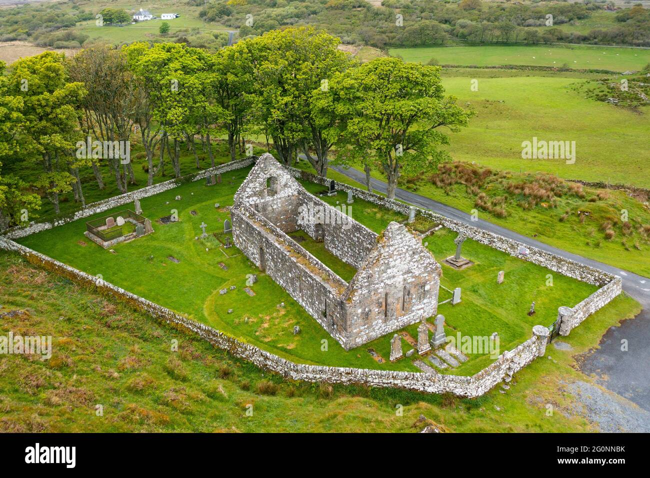 Veduta aerea della vecchia chiesa parrocchiale di Kildalton e del cortile che contiene Kildalton High Cross su Islay, Inner Hebrides, Scozia Regno Unito Foto Stock