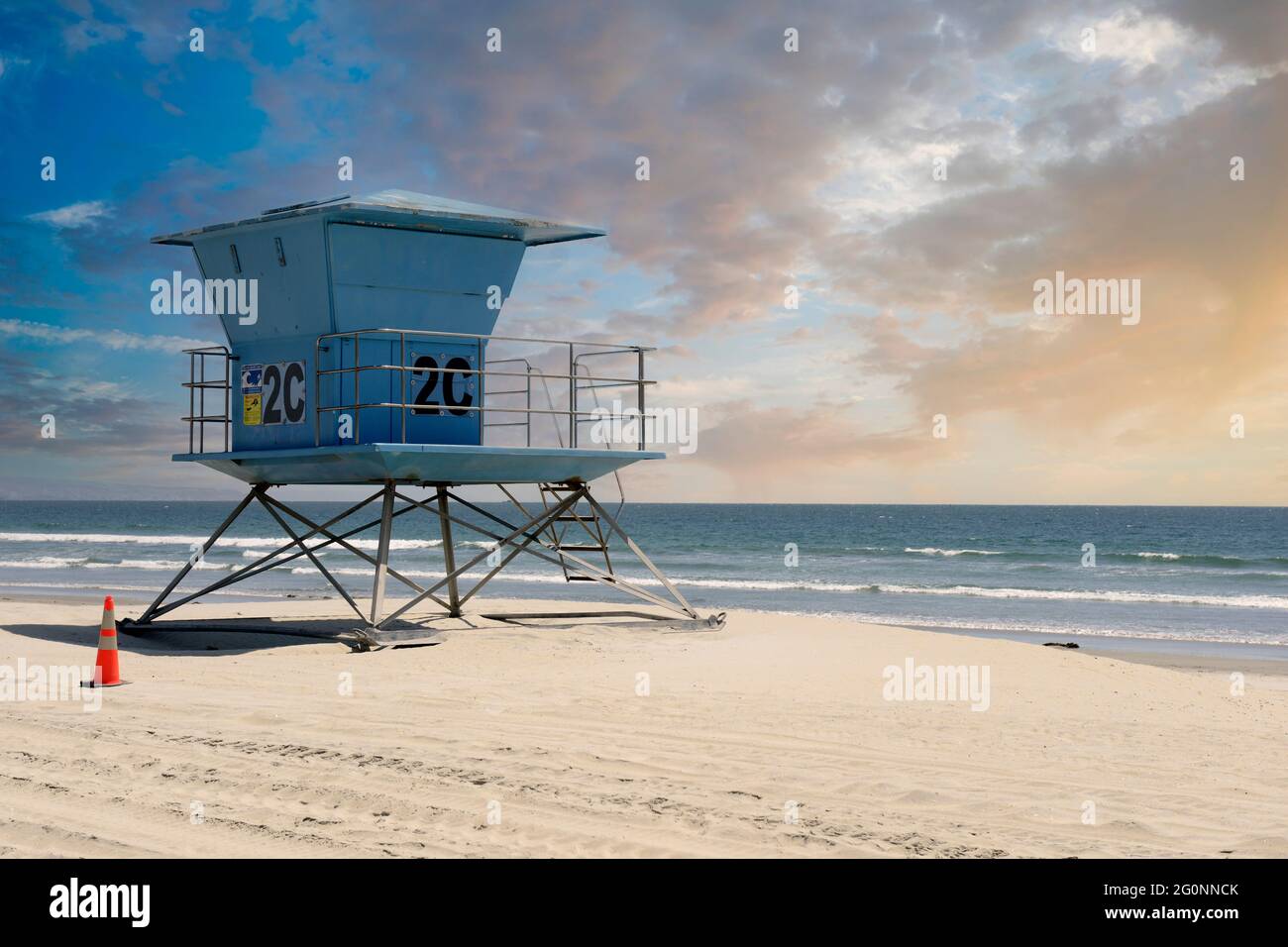 Iconica torre di bagnino californiana sulla spiaggia di Coronado, San Diego, California Foto Stock
