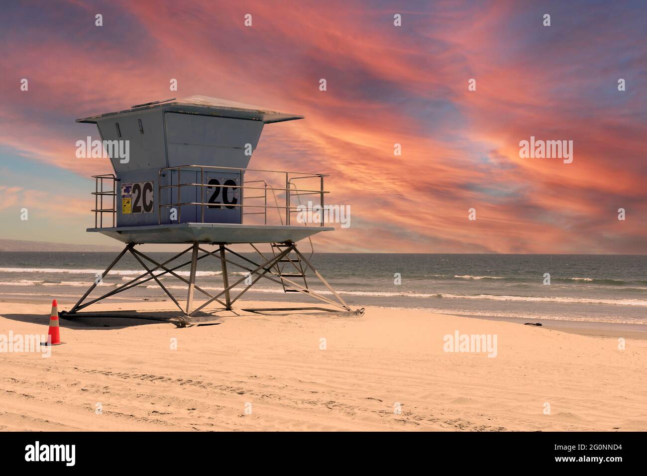 Iconica torre di bagnino californiana sulla spiaggia di Coronado, San Diego, California Foto Stock
