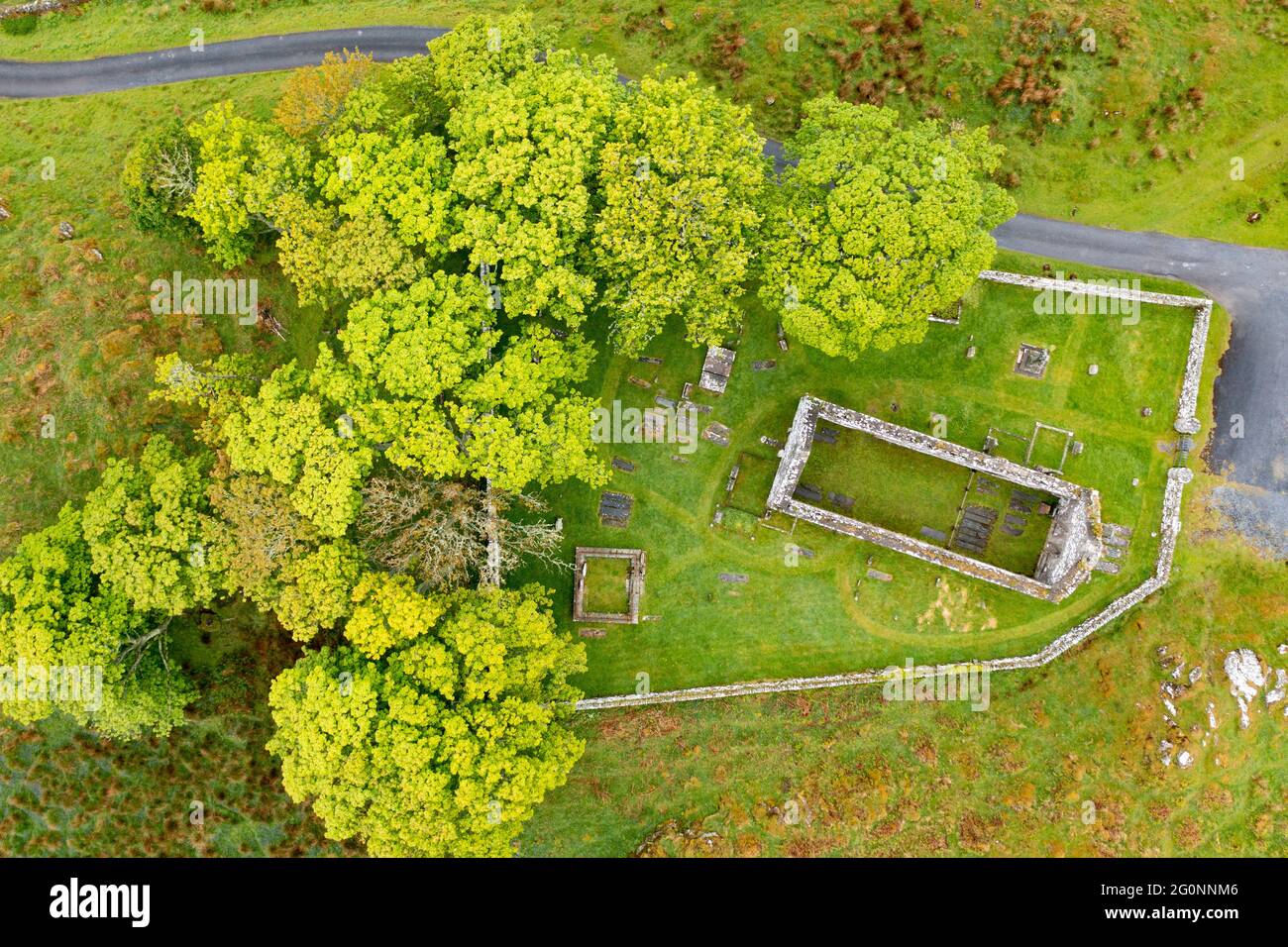 Veduta aerea della vecchia chiesa parrocchiale di Kildalton e del cortile che contiene Kildalton High Cross su Islay, Inner Hebrides, Scozia Regno Unito Foto Stock