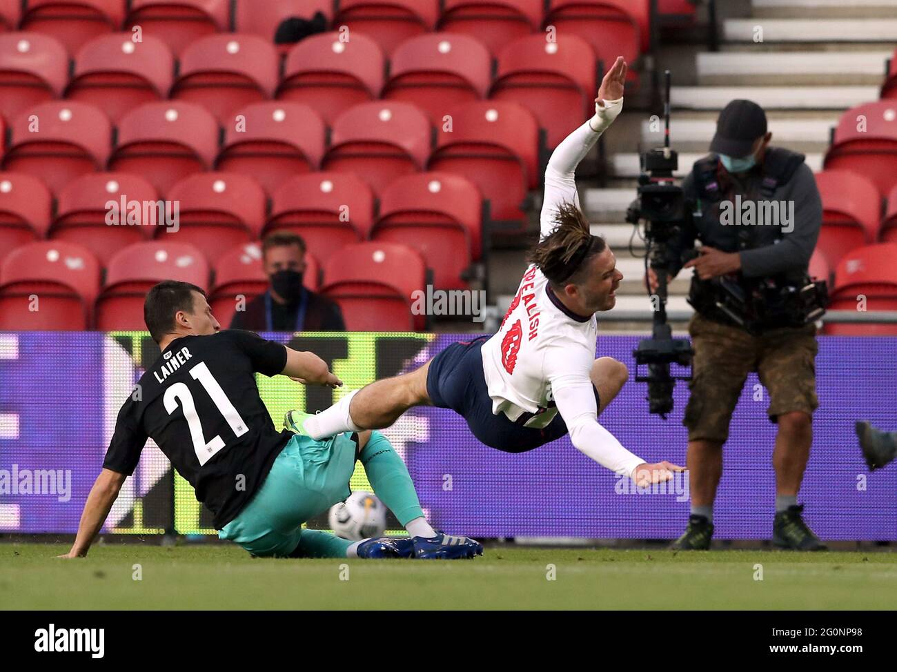 Stefan Lainer in Austria fallo il britannico Jack Grealish durante la partita internazionale di amicizia allo stadio di Riverside, a Middlesbrough. Data immagine: Mercoledì 2 giugno 2021. Foto Stock