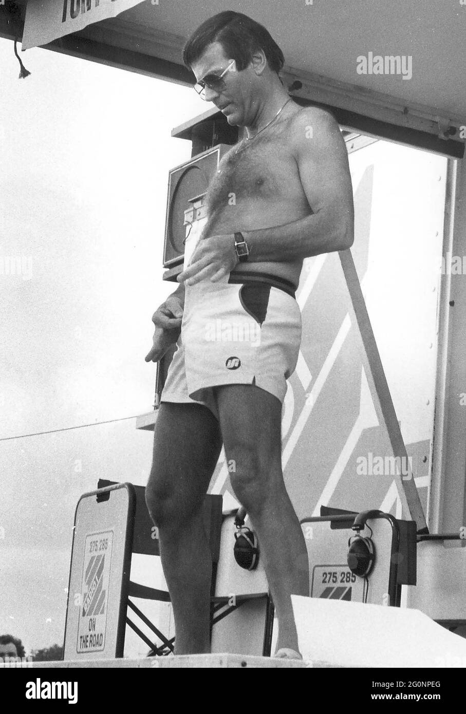 RADIO 1 DJ TONY BLACKBURN FA UNA STRIP IMPROVVISATA DURANTE LA RADIO 1 ROADSHOW SU SOUTHSEA COMUNE. AGOSTO 1984 PIC MIKE WALKER 1984 Foto Stock