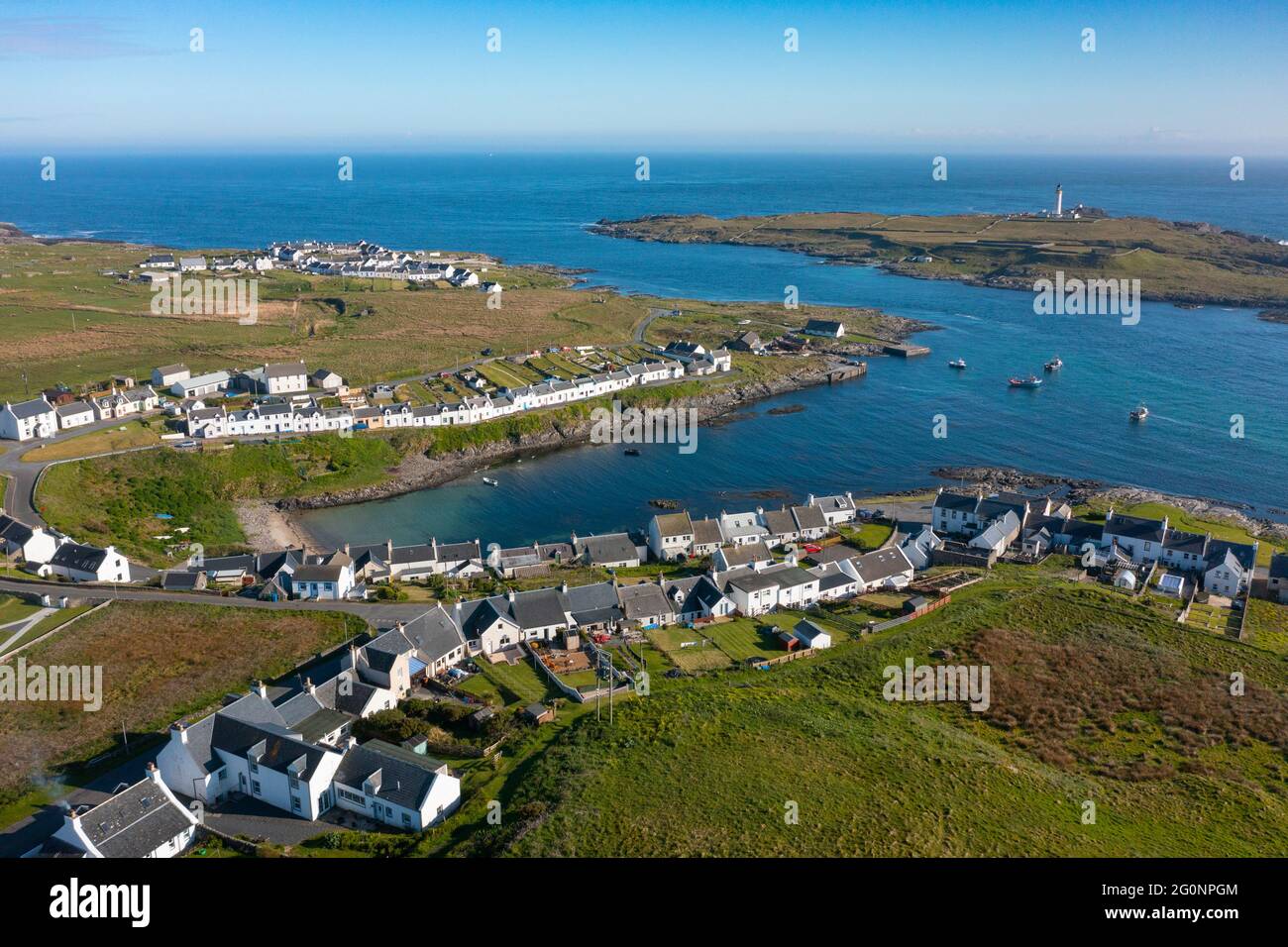 Veduta aerea del villaggio di Portnahaven (vicino) e Port Wemyss sui rinoceronti di Islay su Islay, Ebridi interne, Scozia Regno Unito Foto Stock