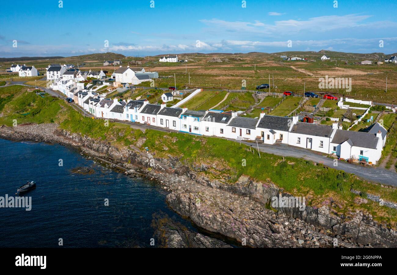 Vista aerea di case bianche nel villaggio di Portnahaven sulle rinoceronti di Islay su Islay, Inner Hebrides, Scozia Regno Unito Foto Stock