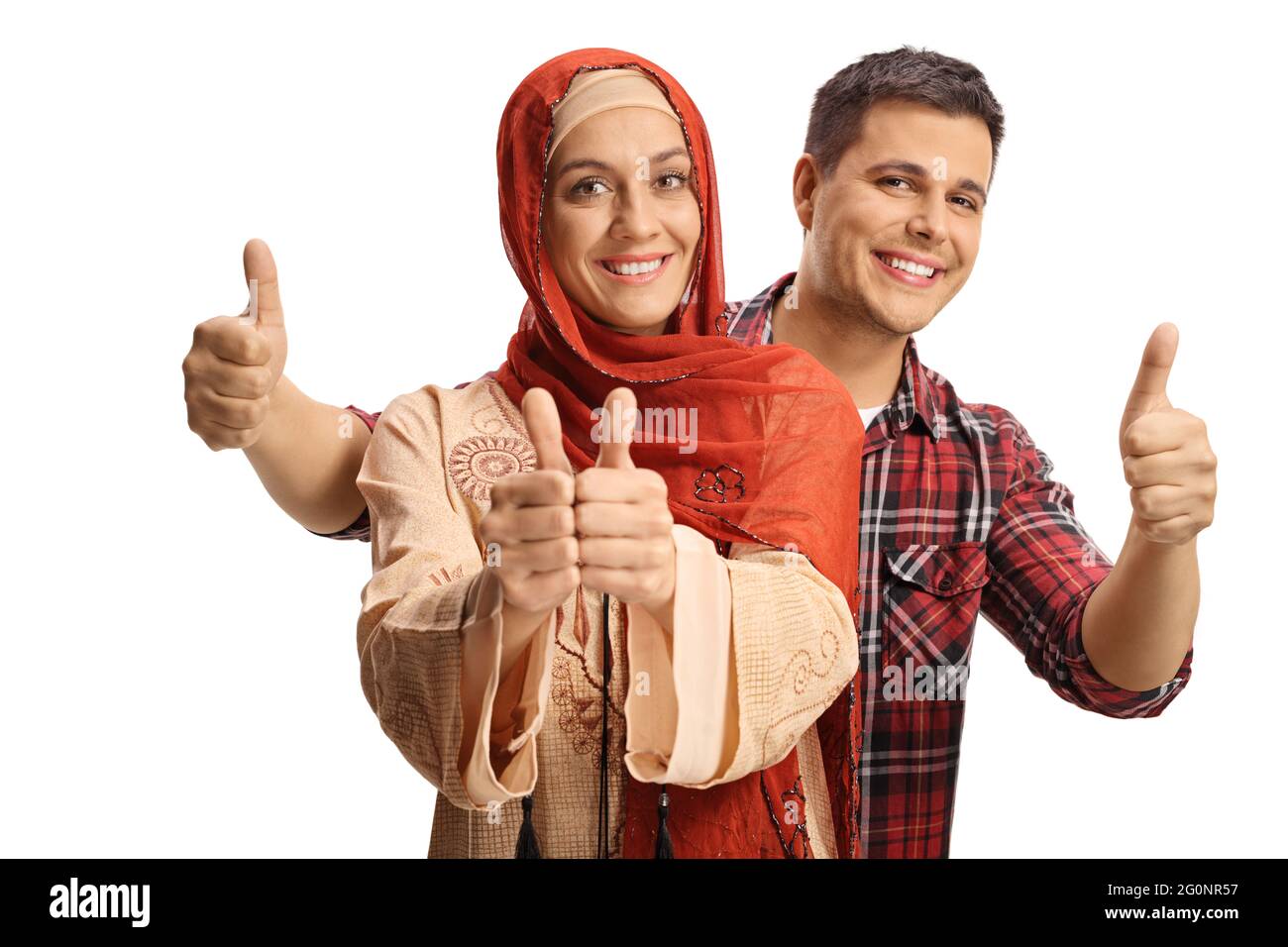 Donna musulmana e uomo cristiano che mostra i pollici e sorridendo a macchina fotografica isolata su sfondo bianco Foto Stock