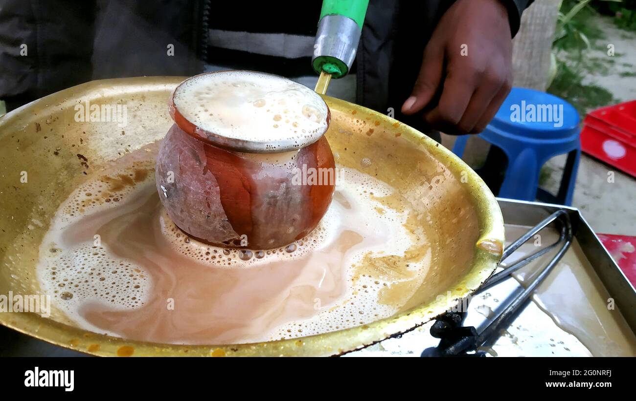 Primo piano di preparazione tè/Chai al latte indiano Tandoori in india. Messa a fuoco selettiva Foto Stock