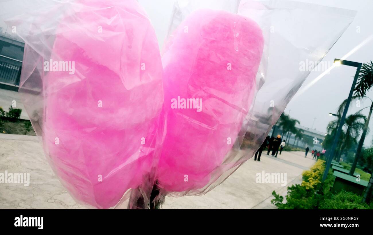 Pink Candy FLOSS o Cotton Candy per la vendita da parte di un venditore di strada in un parco pubblico Foto Stock