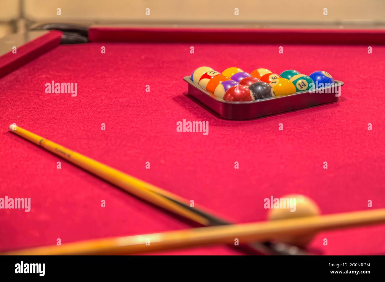 Tavolo da biliardo rosso con palline da biliardo nel rack Foto Stock