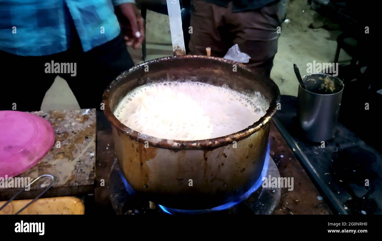 Strada di stile indiano di latte caldo tè/Chai . Messa a fuoco selettiva è utilizzata. Foto Stock