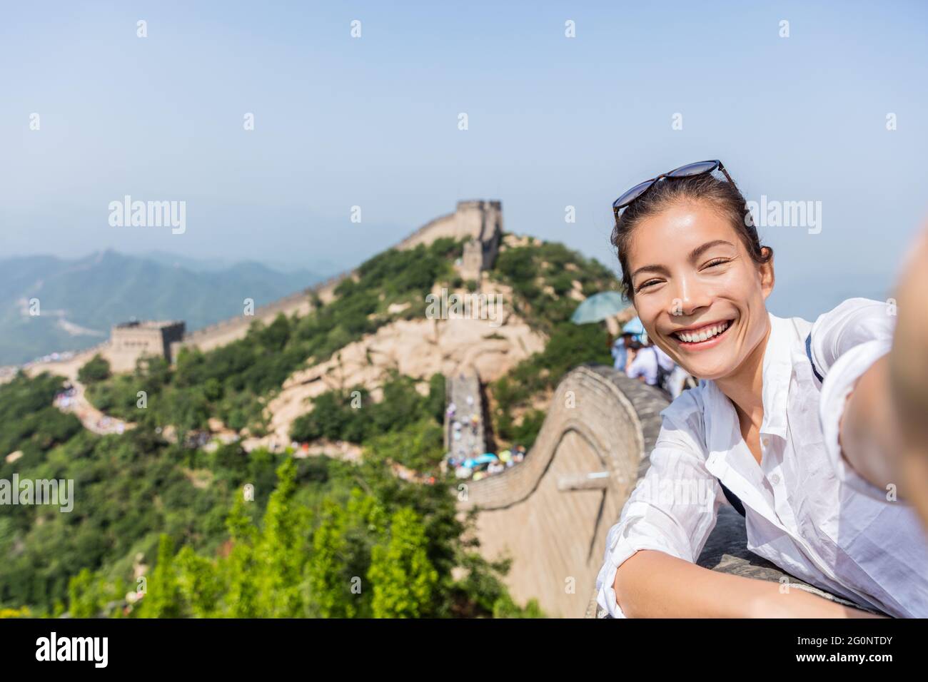 Selfie. Turista alla Grande Muraglia della cina eccitato e felice di divertirsi alla famosa Badaling durante le vacanze di viaggio a destinazione turistica cinese. Donna Foto Stock