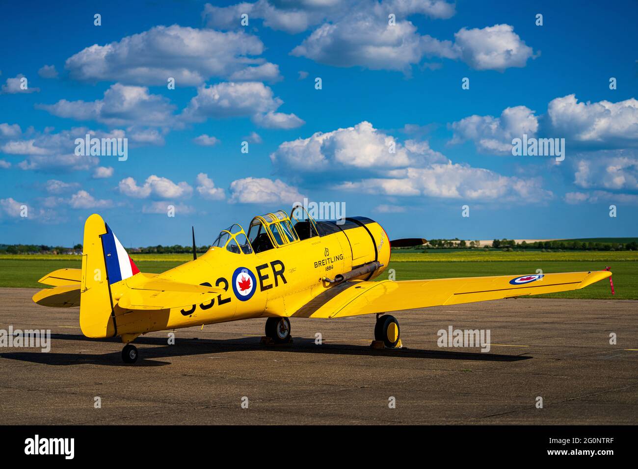 Un North American Harvard AT-16 WW2 velivolo d'allenamento d'epoca presso l'Imperial War Museum di Duxford. Noorduyn AT-16 Harvard IIB 992-ER G-BDAM. Costruito nel 1943 Foto Stock