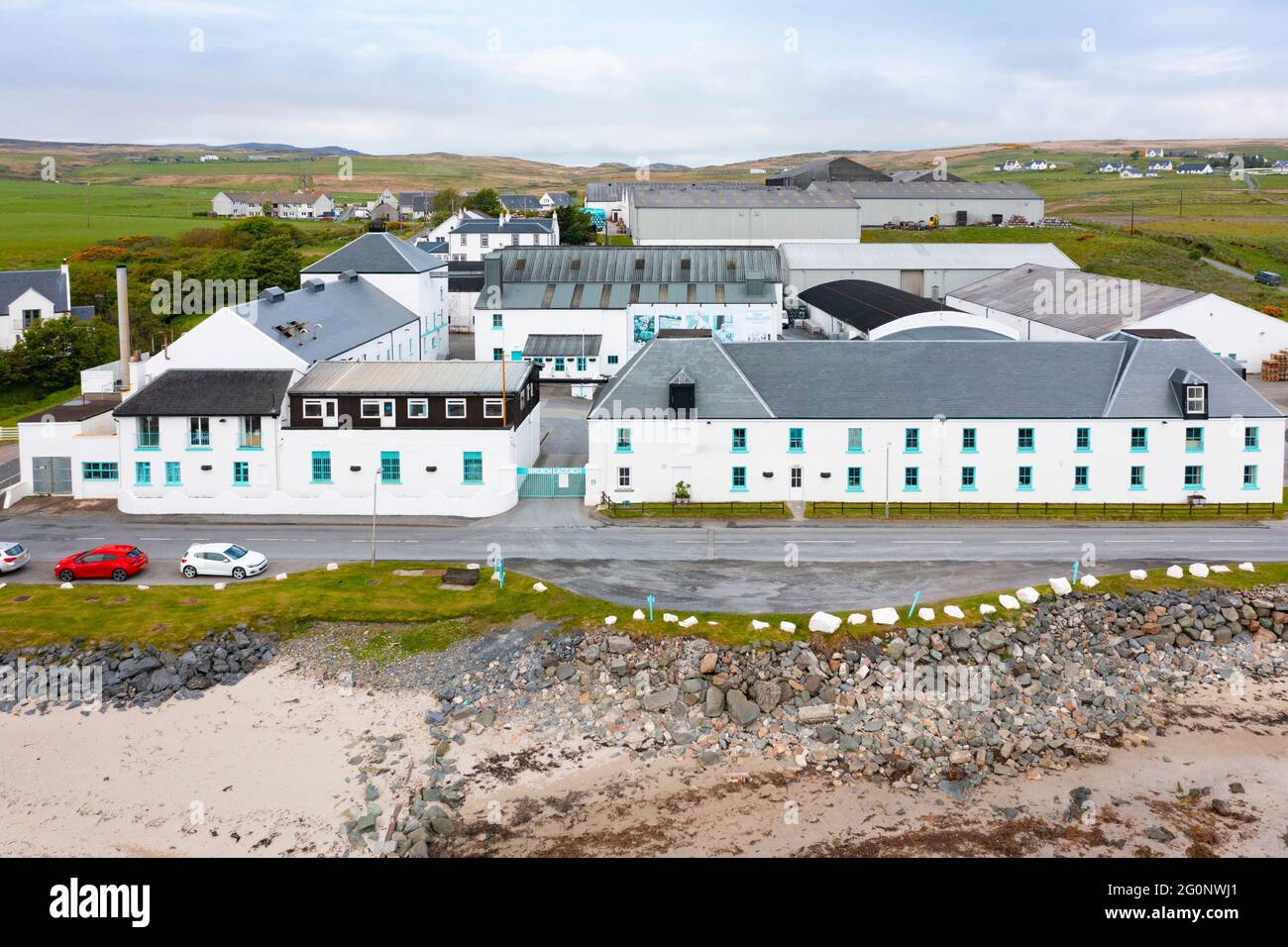 Vista aerea dal drone della distilleria di whisky scotch Bruichladdich su Islay , Inner Hebrides , Scozia, UK Foto Stock