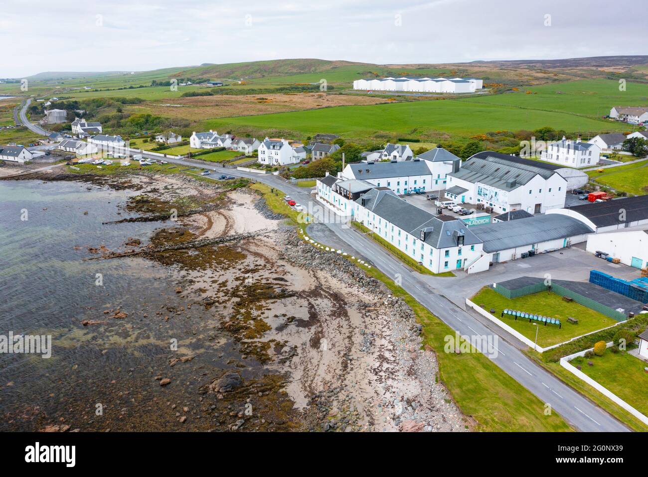 Vista aerea dal drone della distilleria di whisky scotch Bruichladdich su Islay , Inner Hebrides , Scozia, UK Foto Stock