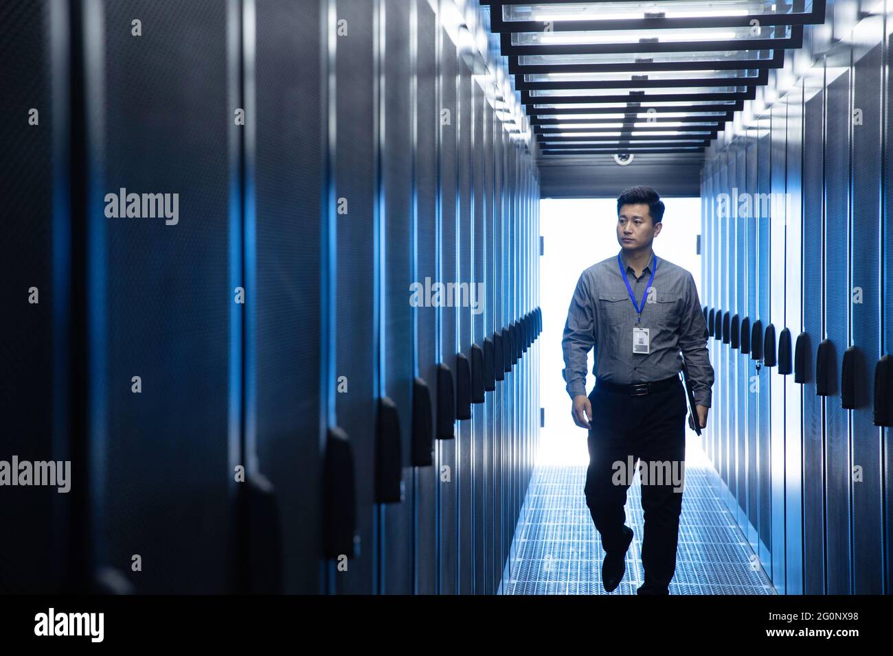 I tecnici effettuano il check-in nella sala computer Foto Stock
