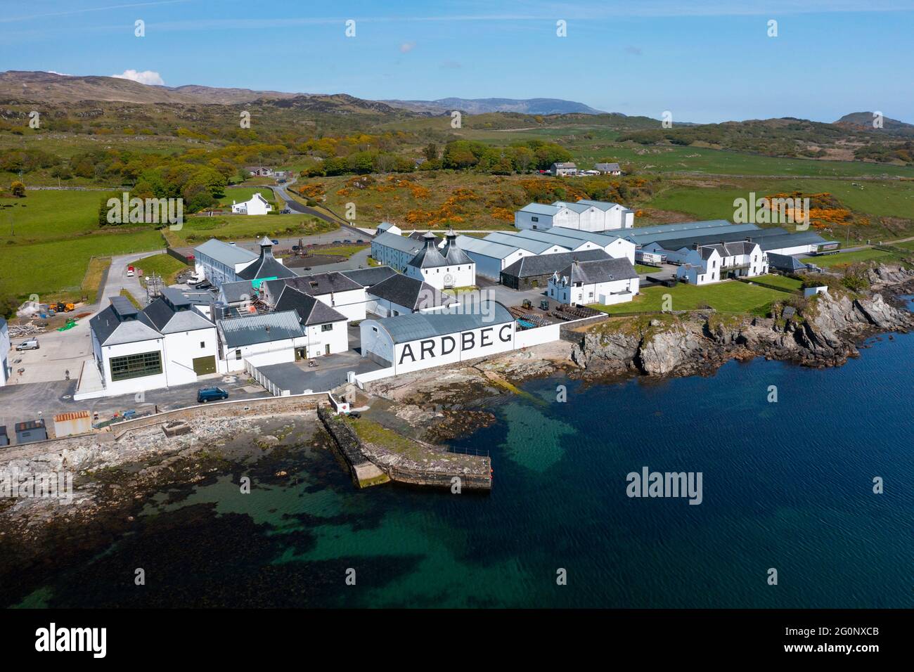 Vista aerea dal drone della distilleria di whisky di scotch Ardbeg a Kildalton su Islay , Inner Hebrides , Scozia, Regno Unito Foto Stock