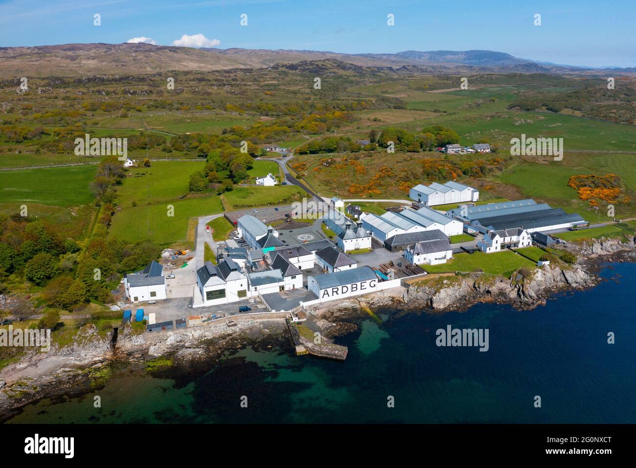Vista aerea dal drone della distilleria di whisky di scotch Ardbeg a Kildalton su Islay , Inner Hebrides , Scozia, Regno Unito Foto Stock