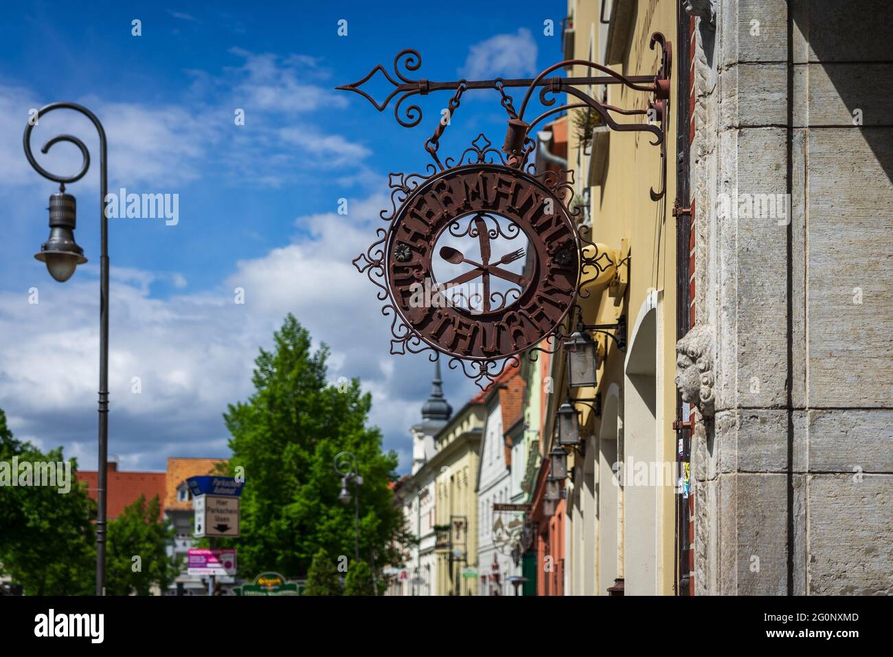 JUETERBOG, GERMANIA - 23 MAGGIO 2021: Bel cartello in ferro battuto 'Hermanns Restaurant' nella città vecchia. Juterbog, Germania. Foto Stock