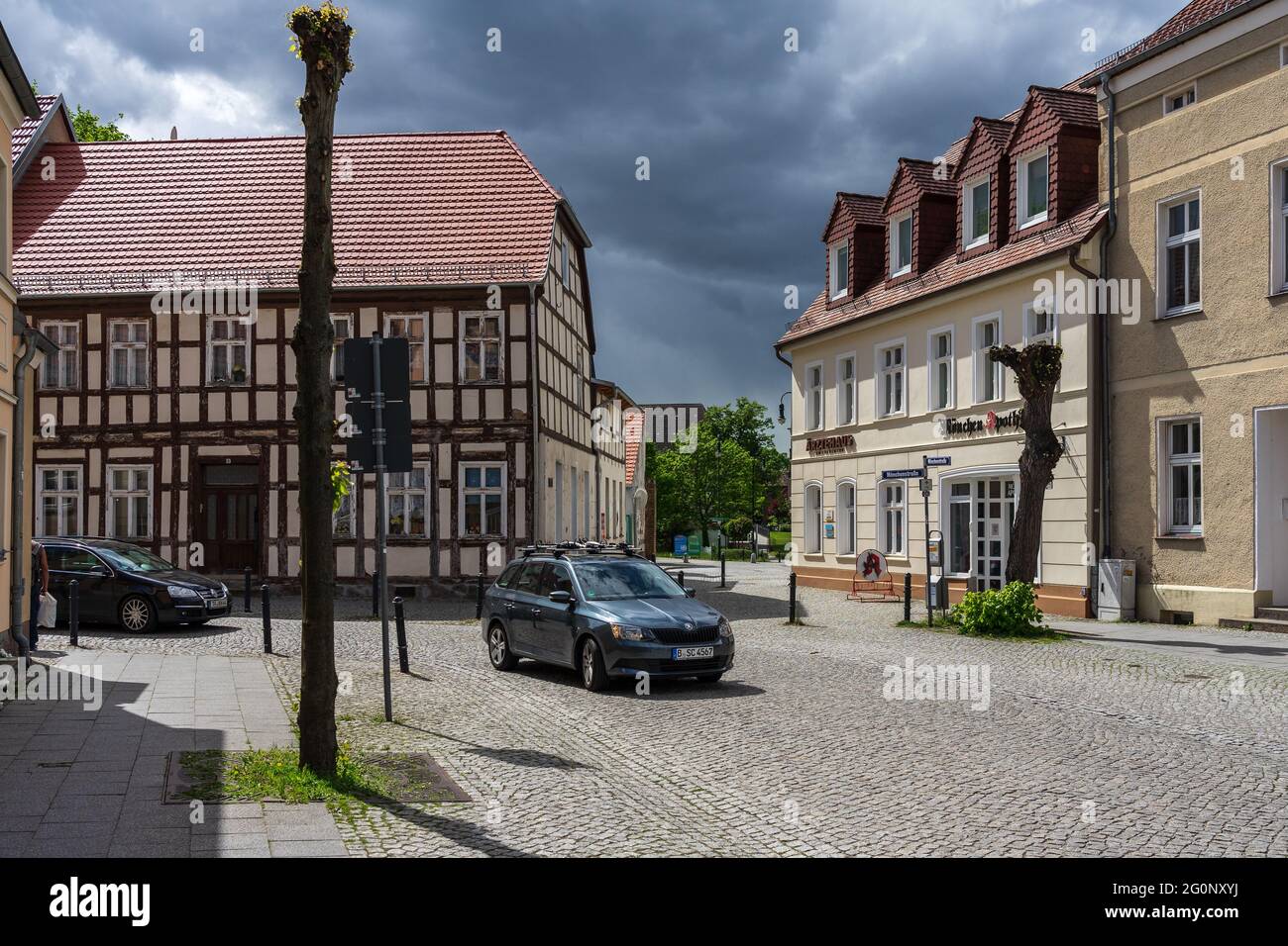 JUETERBOG, GERMANIA - 23 MAGGIO 2021: Strade della città vecchia. Juterbog è una città storica situata nel nord-est della Germania, nel distretto di Brandeburgo. Foto Stock