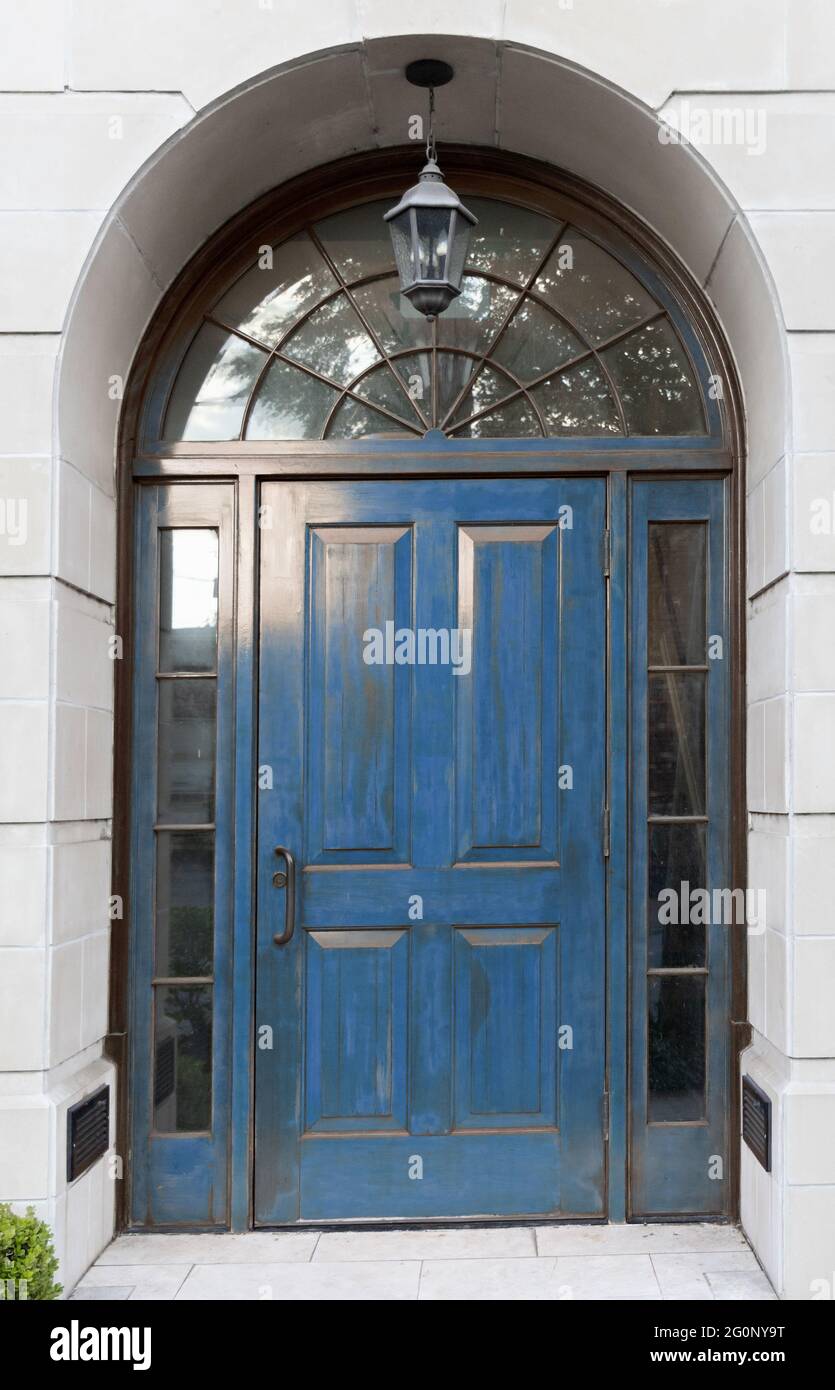 Luminoso Royal blu porta esterna con arco architettonico Foto Stock