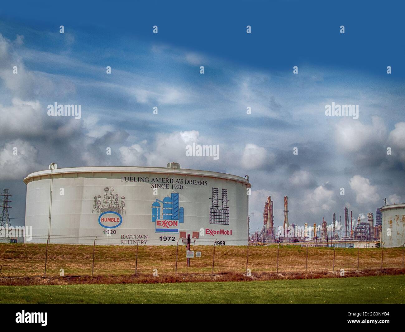 Storia di Exxon visto su un enorme serbatoio di stoccaggio presso la raffineria di Baytown fuori di Houston, Texas. Mostrando la loro fondazione nel 1920 come Humble Oil Than si fondono in Exxon nel 1972, portando alla fusione di Exxon e Mobil nel 1999 Foto Stock