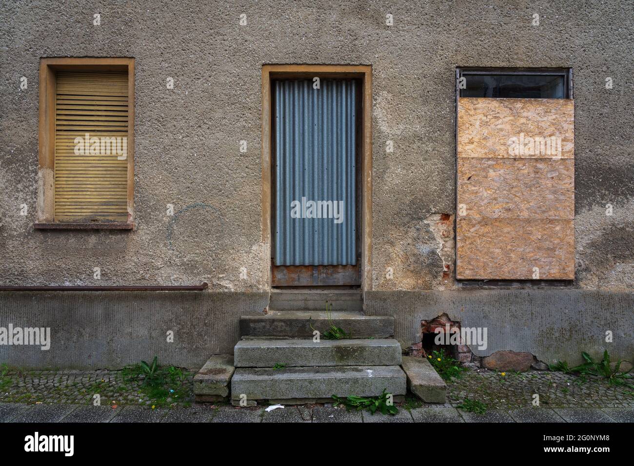 Finestre salite e una porta in un vecchio edificio. Foto Stock