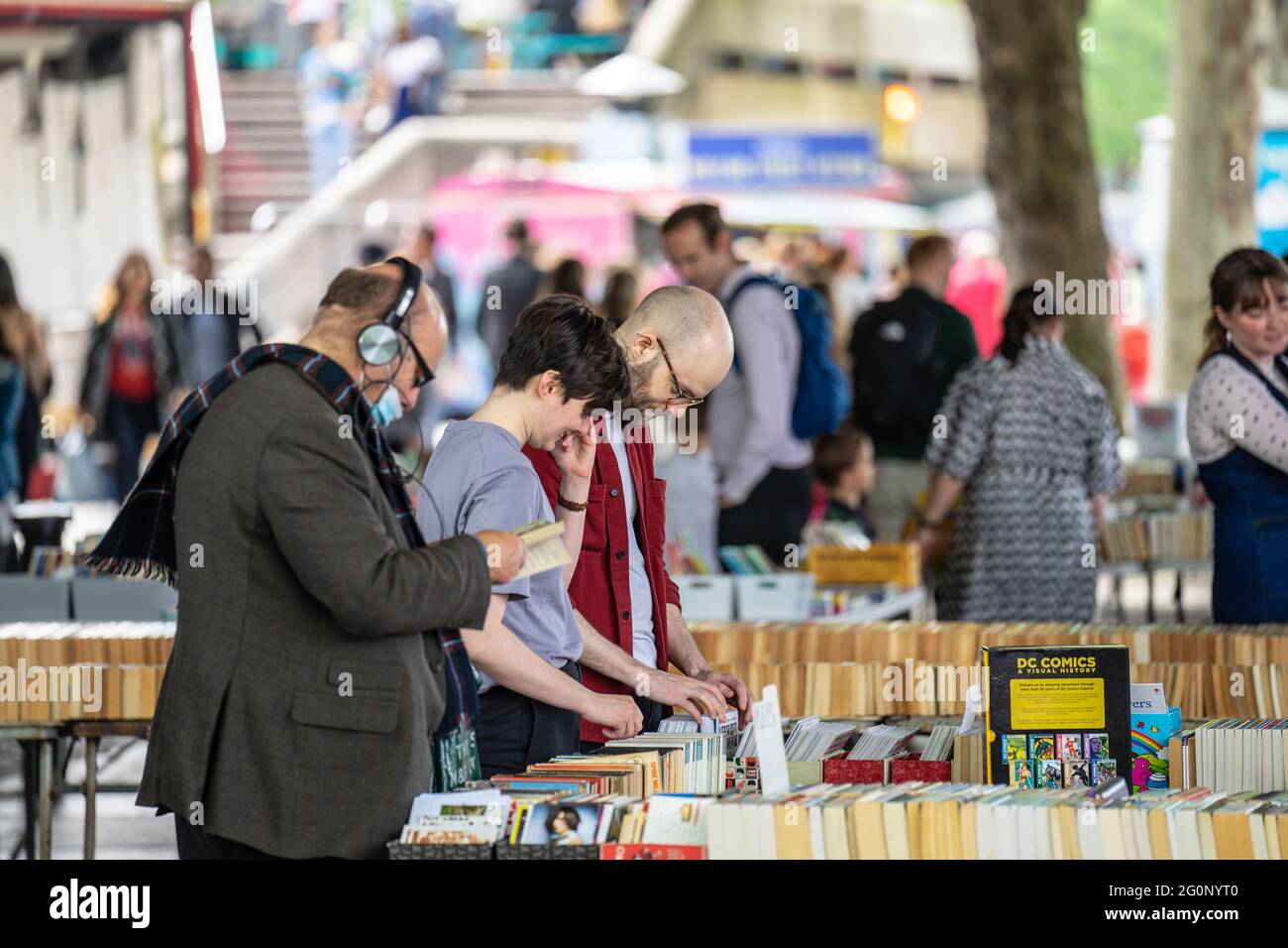 Mercato del libro di seconda mano sotto il ponte di Waterloo. Regno Unito, Londra, 29 maggio 2021. Foto Stock