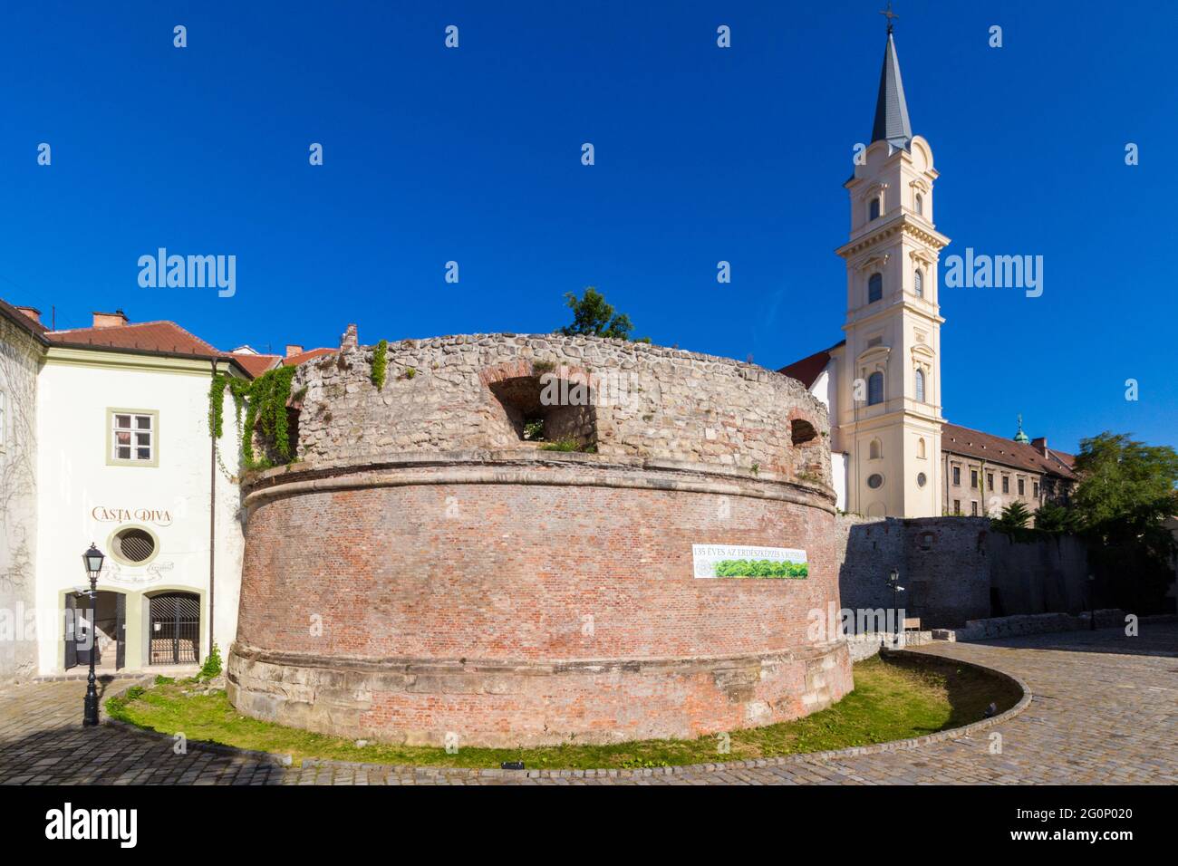 Nagy Rondella (il grande bastillione) con il campanile di Szent Gyorgy-templom (chiesa di San Giorgio), Sopron, Ungheria Foto Stock