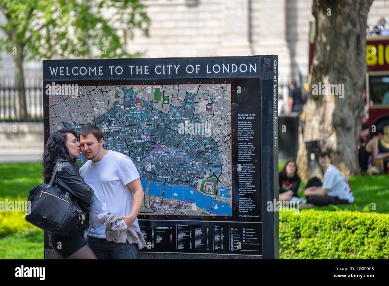 Una coppia innamorata bacia sullo sfondo di una mappa di Londra. Regno Unito, Londra, 29 maggio 2021 Foto Stock