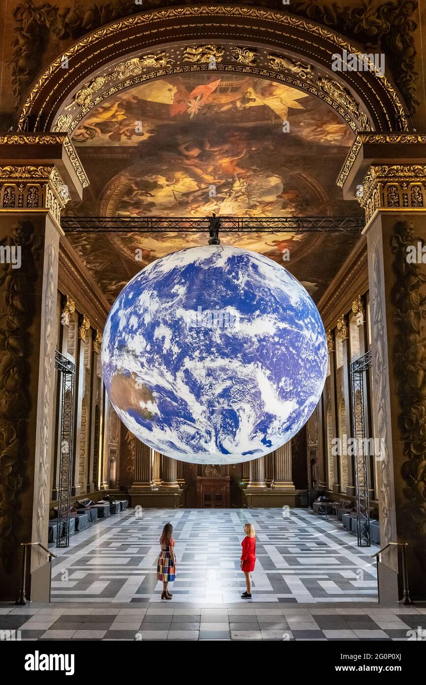 Gaia, una replica rotante di 7 m-wide terra installazione da Luke Jerram in mostra nella Sala dipinta, Old Royal Naval college a Greenwich. Foto Stock