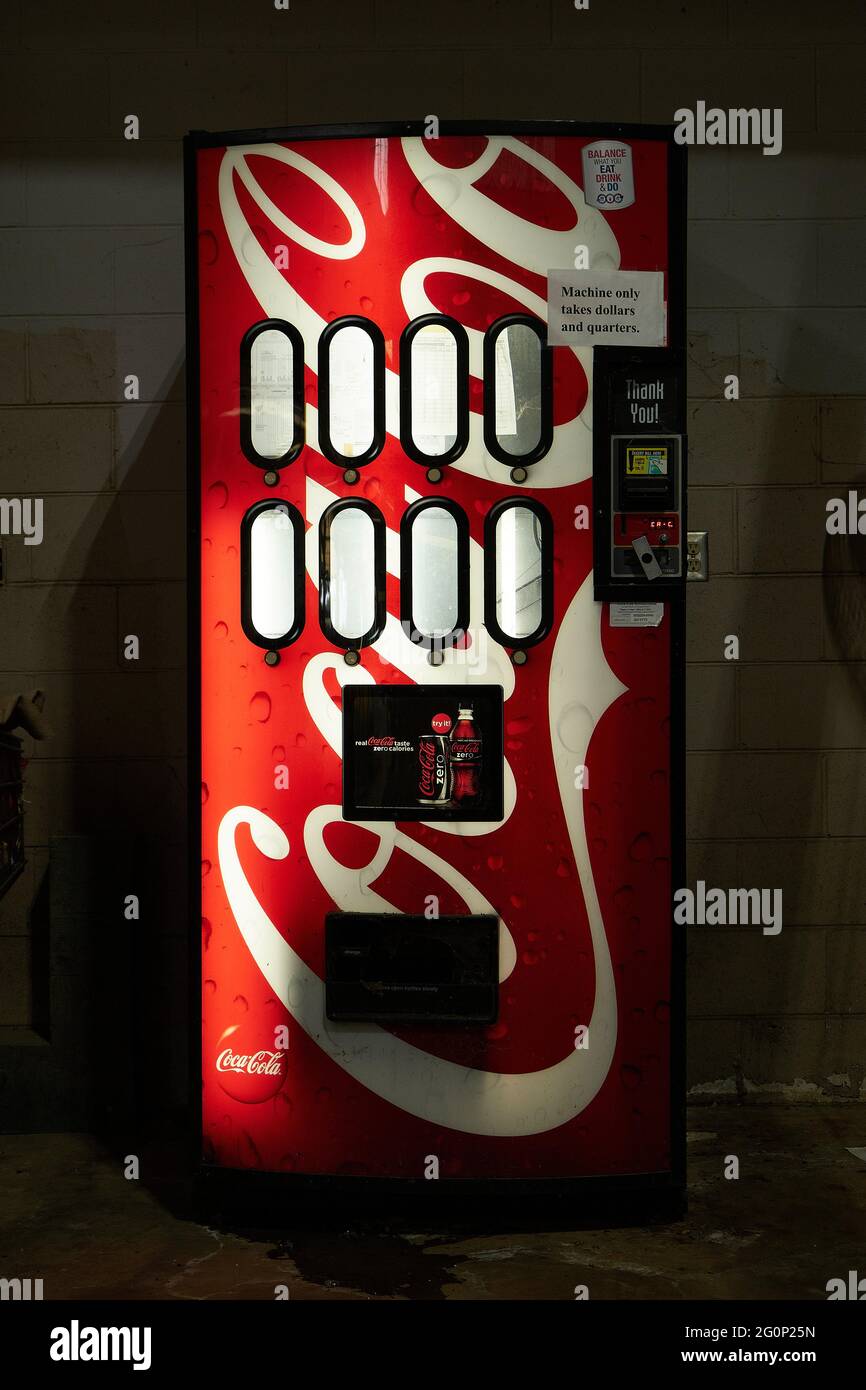 Nuovo distributore automatico Lit Coca-Cola o Coca-Cola a Montgomery, Alabama. Foto Stock