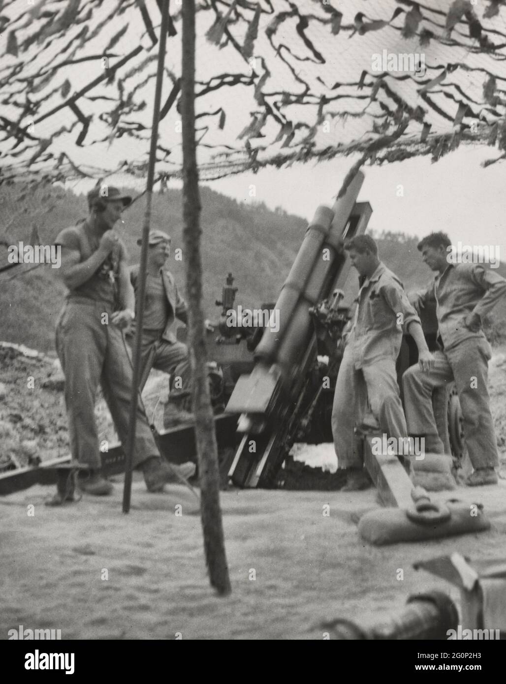 Missione del fuoco - Artilleryman marino (Gun 4, Baker Battery, 11th Marines) entra in azione sul fronte orientale della Corea del Nord . Il settore marino è stato teatro di furiosi duelli di artiglieria dopo l'offensiva delle Nazioni Unite a giugno Foto Stock