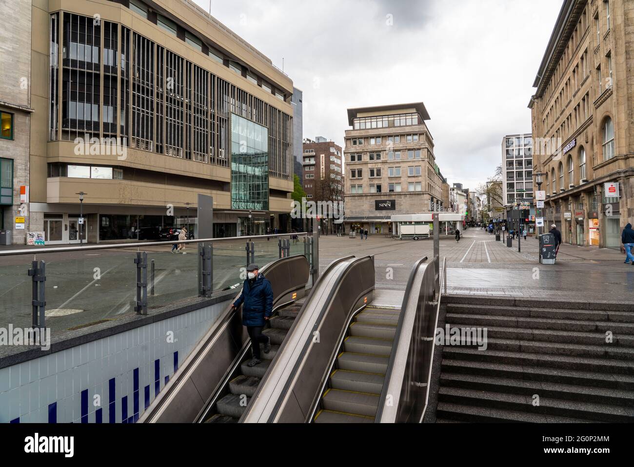 Il Willy-Brandt-Platz nel centro della città di Essen, zona pedonale, via dello shopping Kettwiger Strasse, sulla sinistra l'ex edificio di Galeria Kau Foto Stock