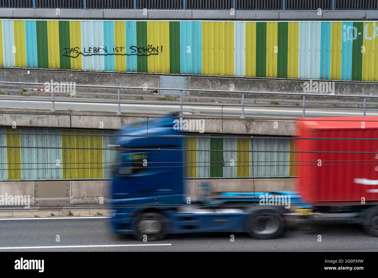 Autostrada A40, Ruhrschnellweg, nella strada di attraversamento di Essen, barriera antirumore, con lo slogan, la vita è bella, NRW, Germania, , Foto Stock